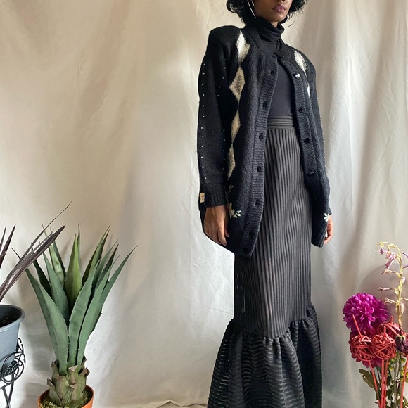 Vintage sweater cardigan with embroidered floral details - Picture 4 of 9